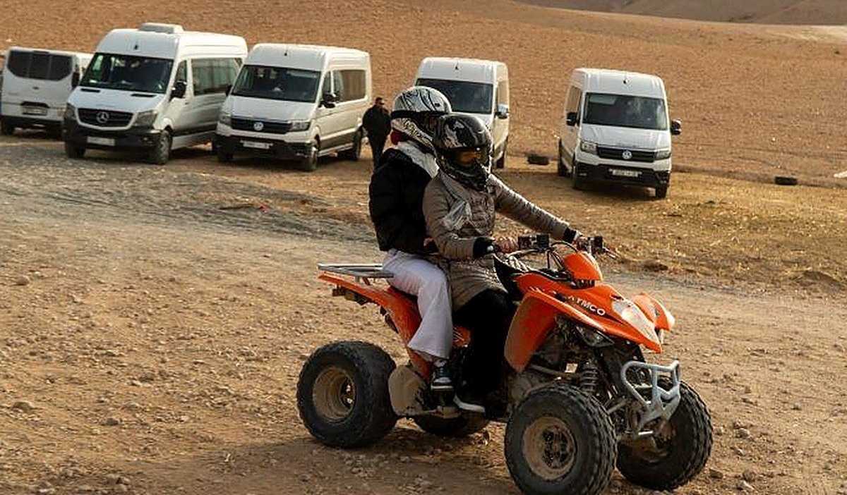 Quad et buggy côte à côte dans les dunes du désert d'Agafay