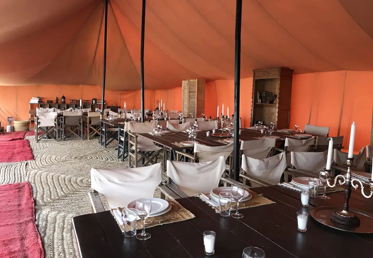 Dîner gastronomique sous toile orangée — désert d'Agafay, Marrakech