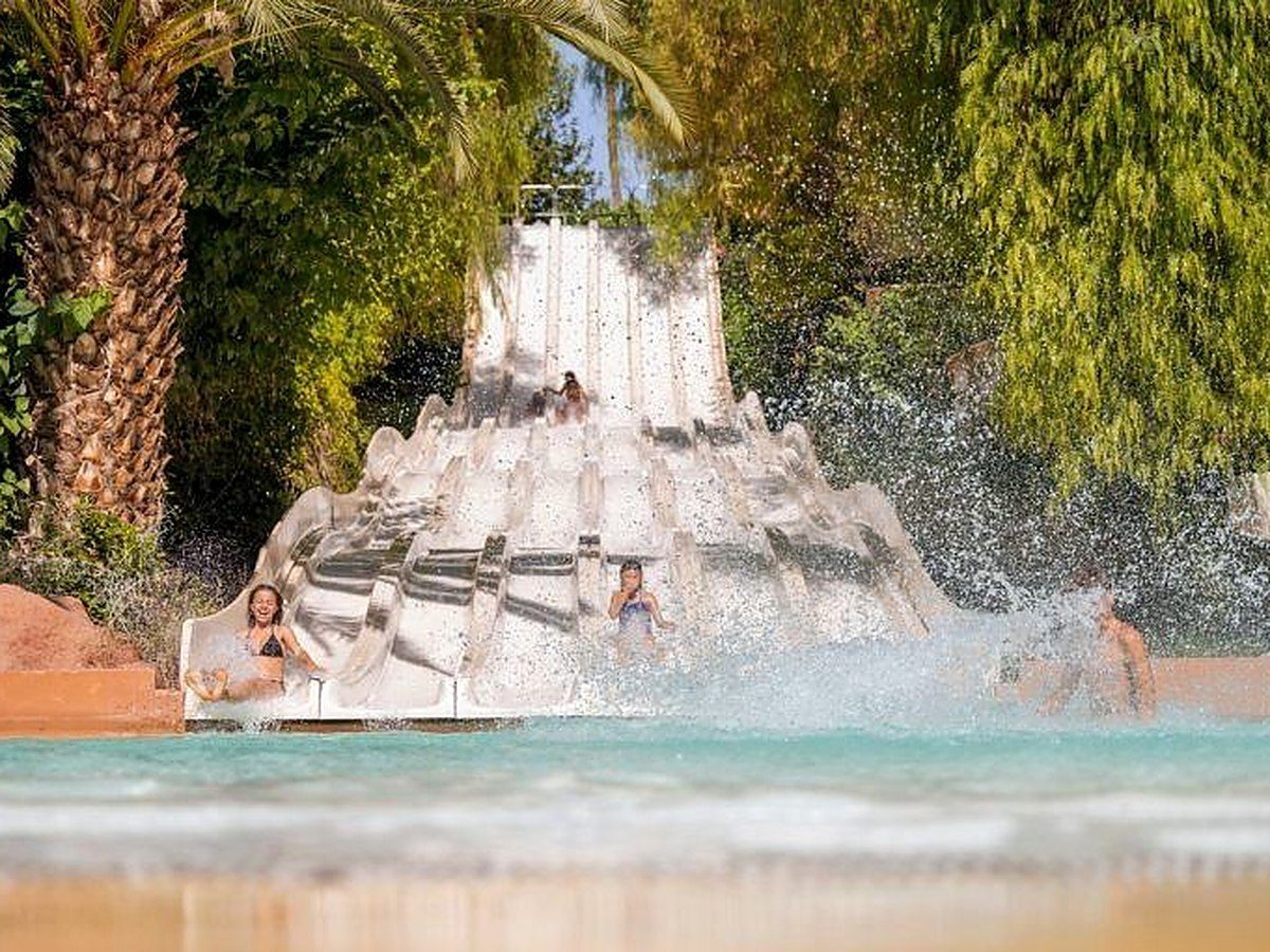 Toboggans du parc aquatique Oasiria à Marrakech, une activité en famille