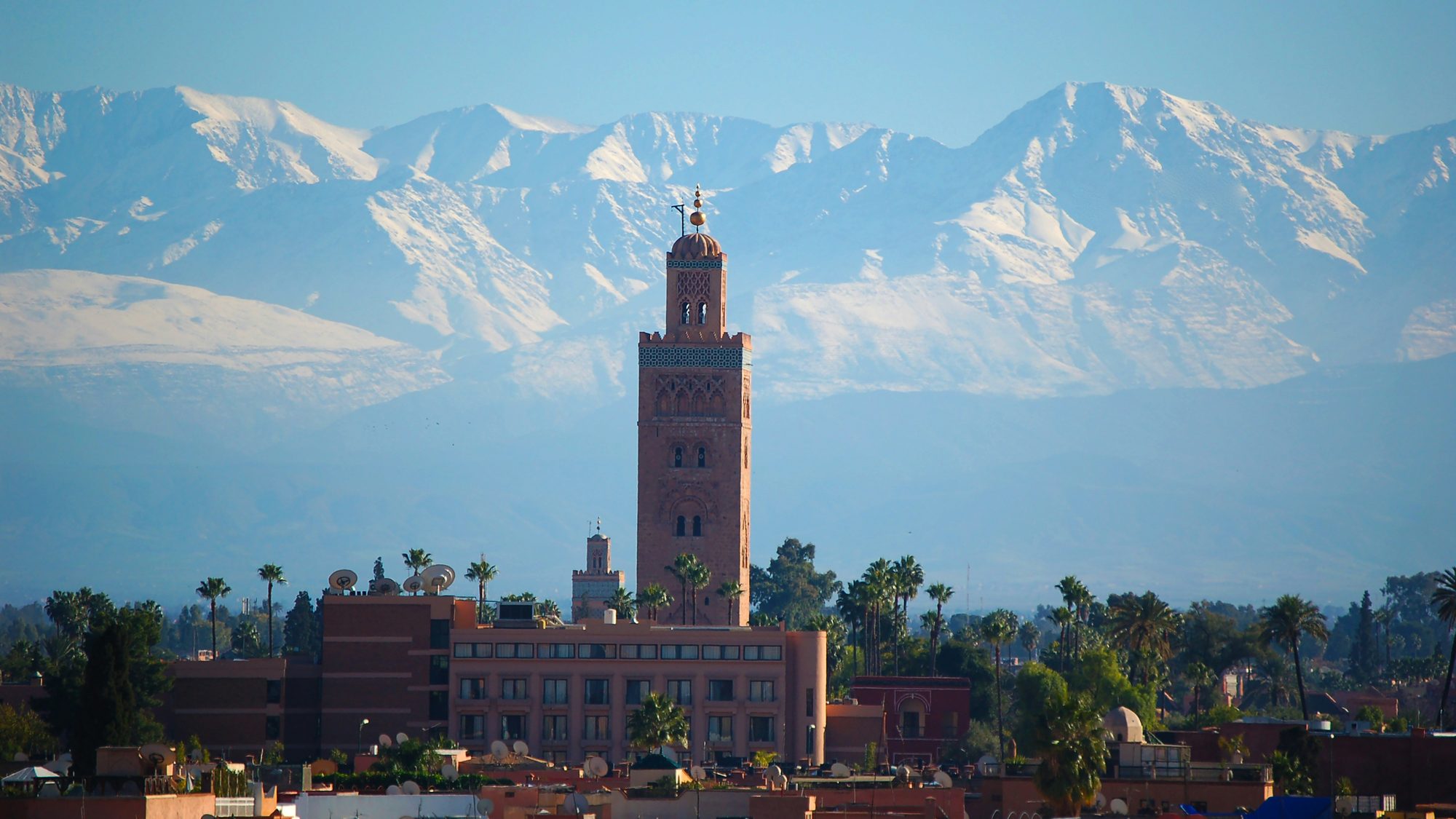 Mosquée Koutoubia et montagnes enneigées de l’Atlas à Marrakech