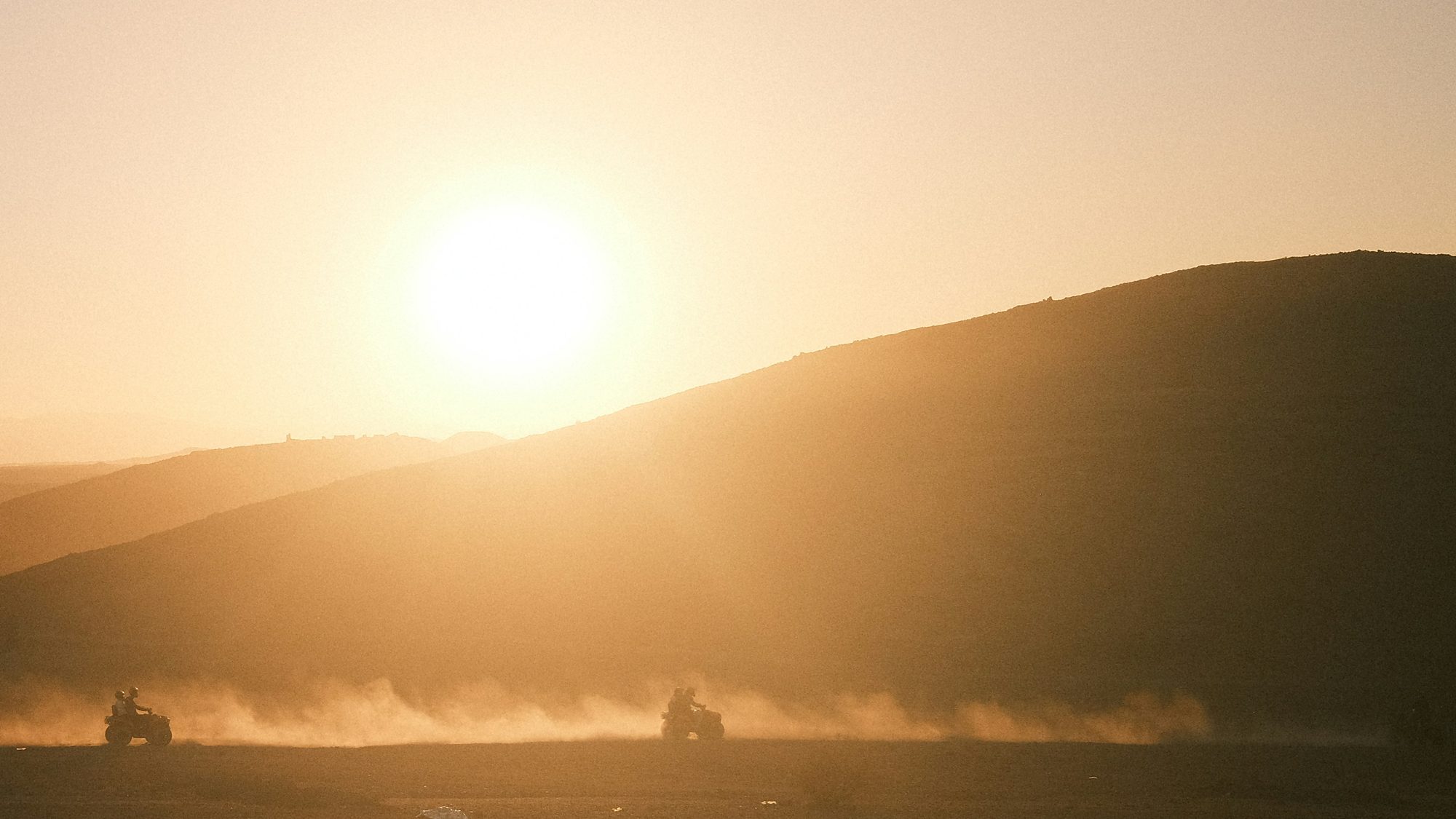Quads au coucher du soleil dans les collines du désert d’Agafay